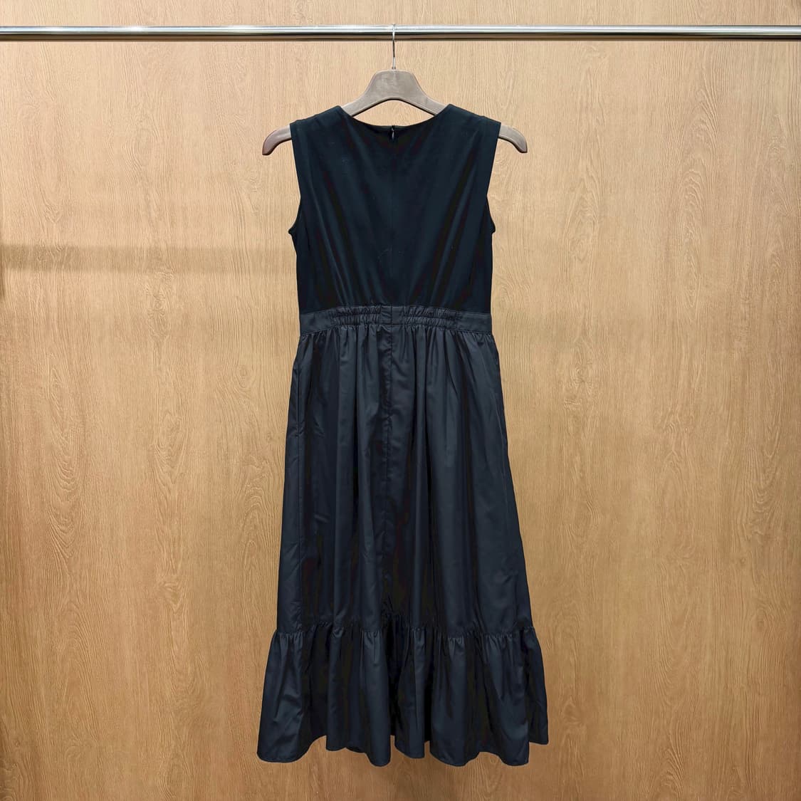 내추럴뷰티베이직 라운드넥 슬리브리스 원피스 배색 티어드 러플 디테일 블랙 상품이미지3