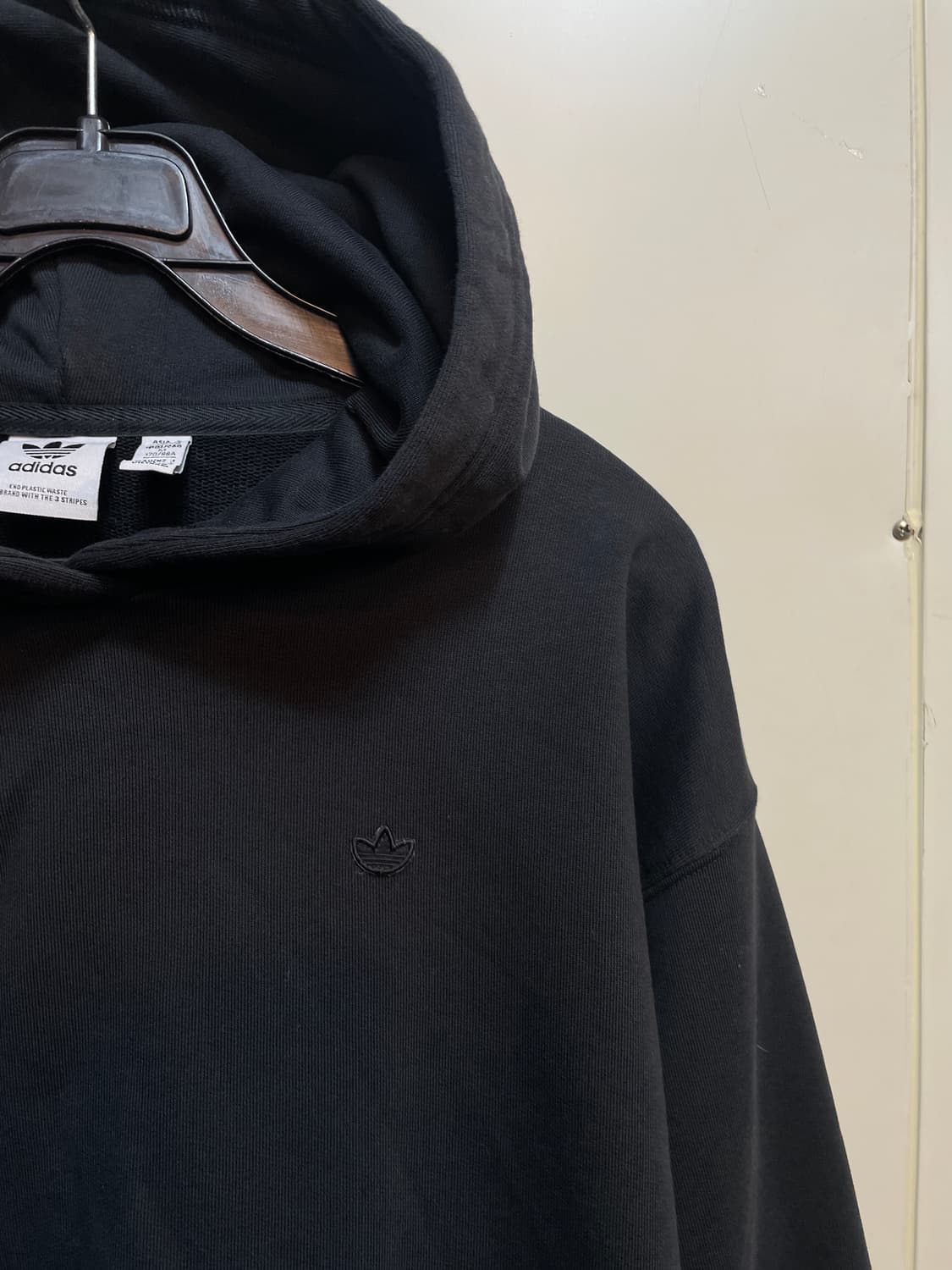 아디다스 블랙로고 크롭후드티 상품이미지2