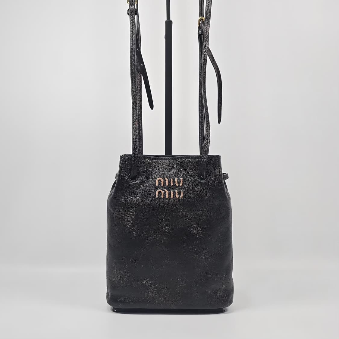 미우미우 올드 나파 가죽 파우치 미니 숄더백 상품이미지2