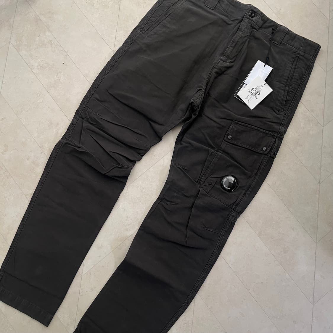 새상품(50)CP컴퍼니 오토만 스트레치 어고노믹 카고팬츠 다크그레이 상품이미지3