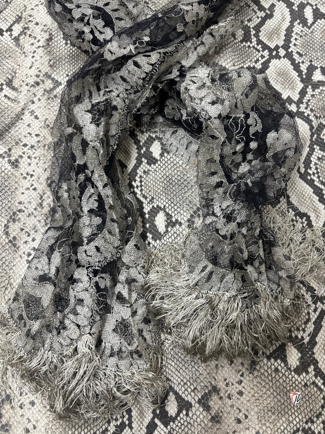 “Vintage” Grey Oriental Scarf 상품이미지5