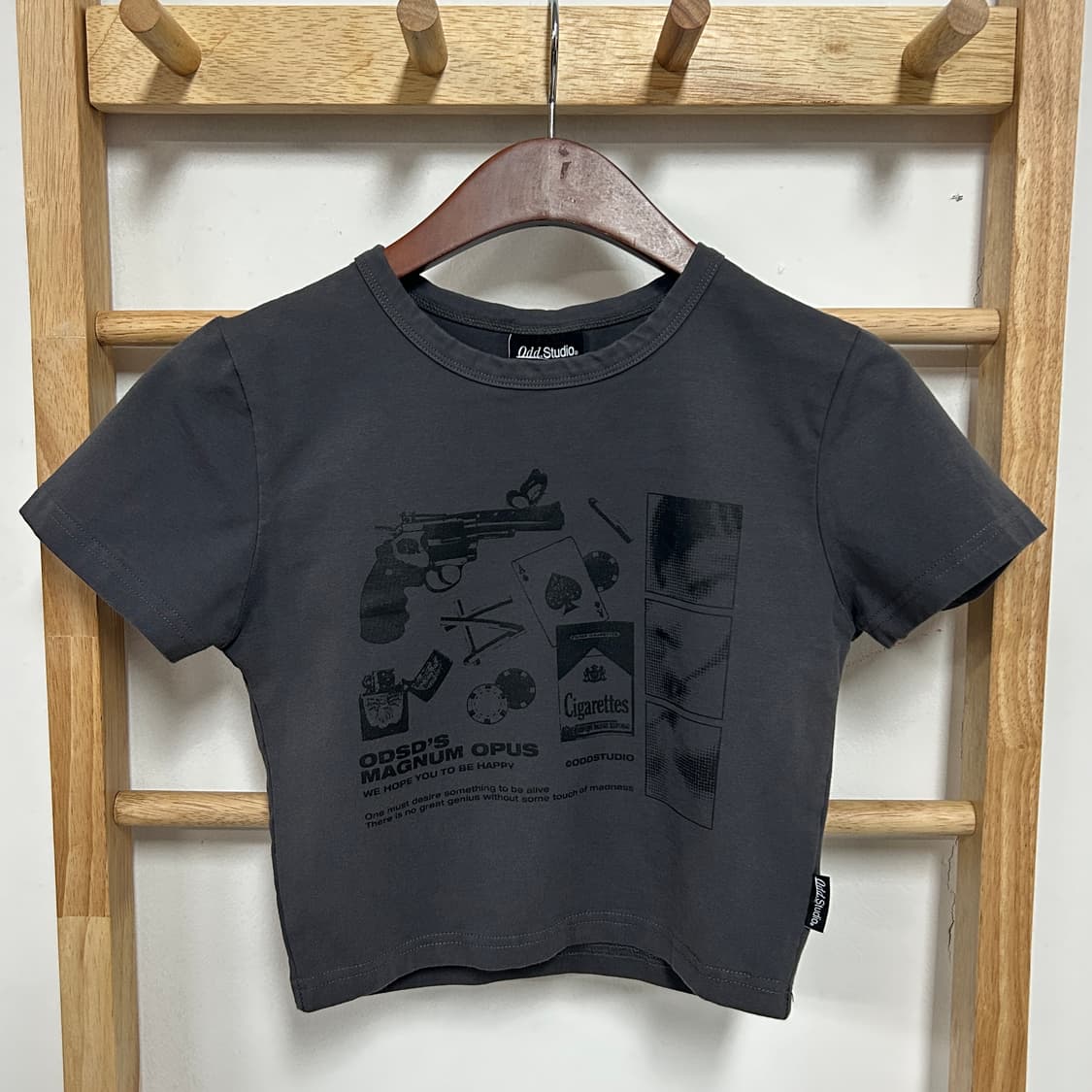 오드 스튜디오 콜라주 그래픽 크롭 티셔츠 차콜 상품이미지3