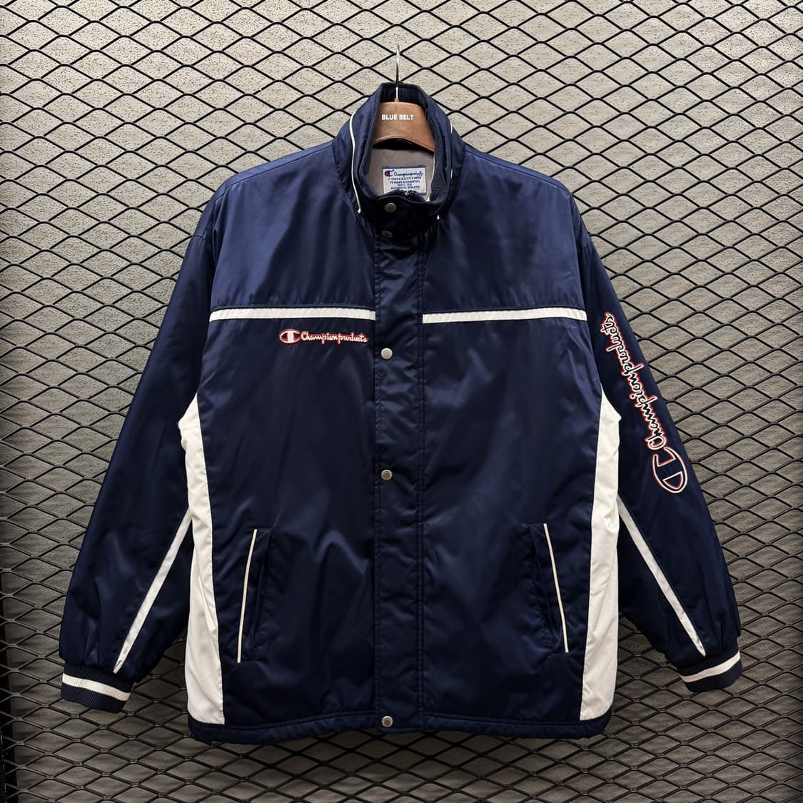 챔피온 윈드자켓 배색 파이핑 레터링 로고 퀼팅 기모안감 디테일 딥네이비 상품이미지2