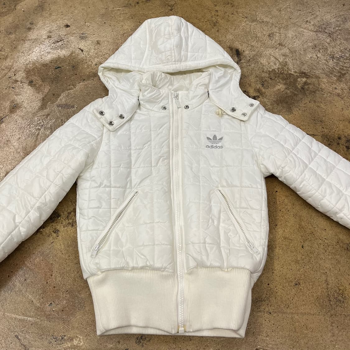 아디다스 화이트 실버 퀄팅 패딩 90 상품이미지3