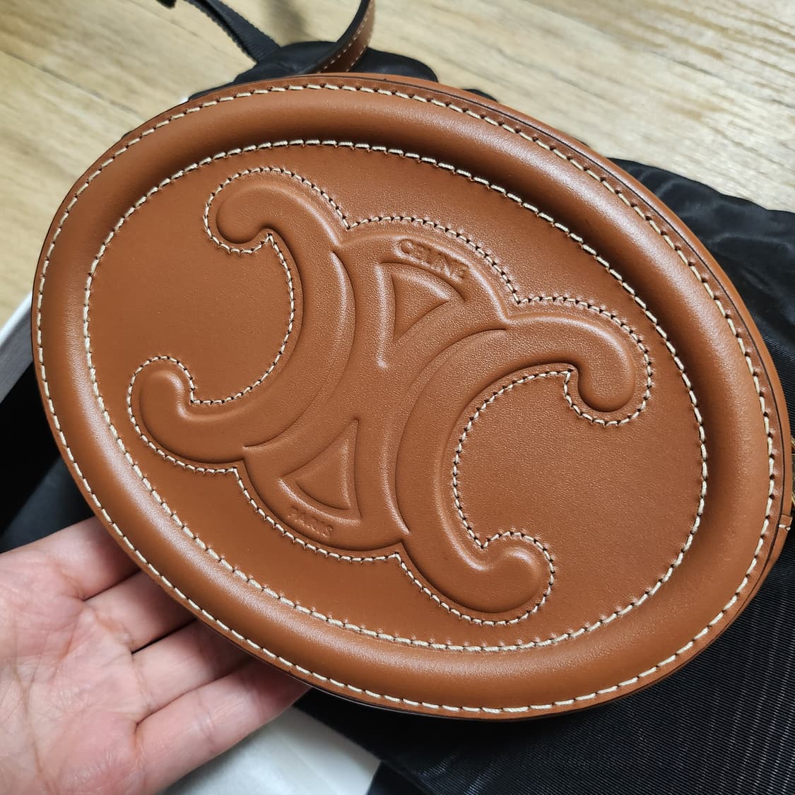 셀린느 트리오페 오벌 펄스 크로스백 탄 상품이미지5