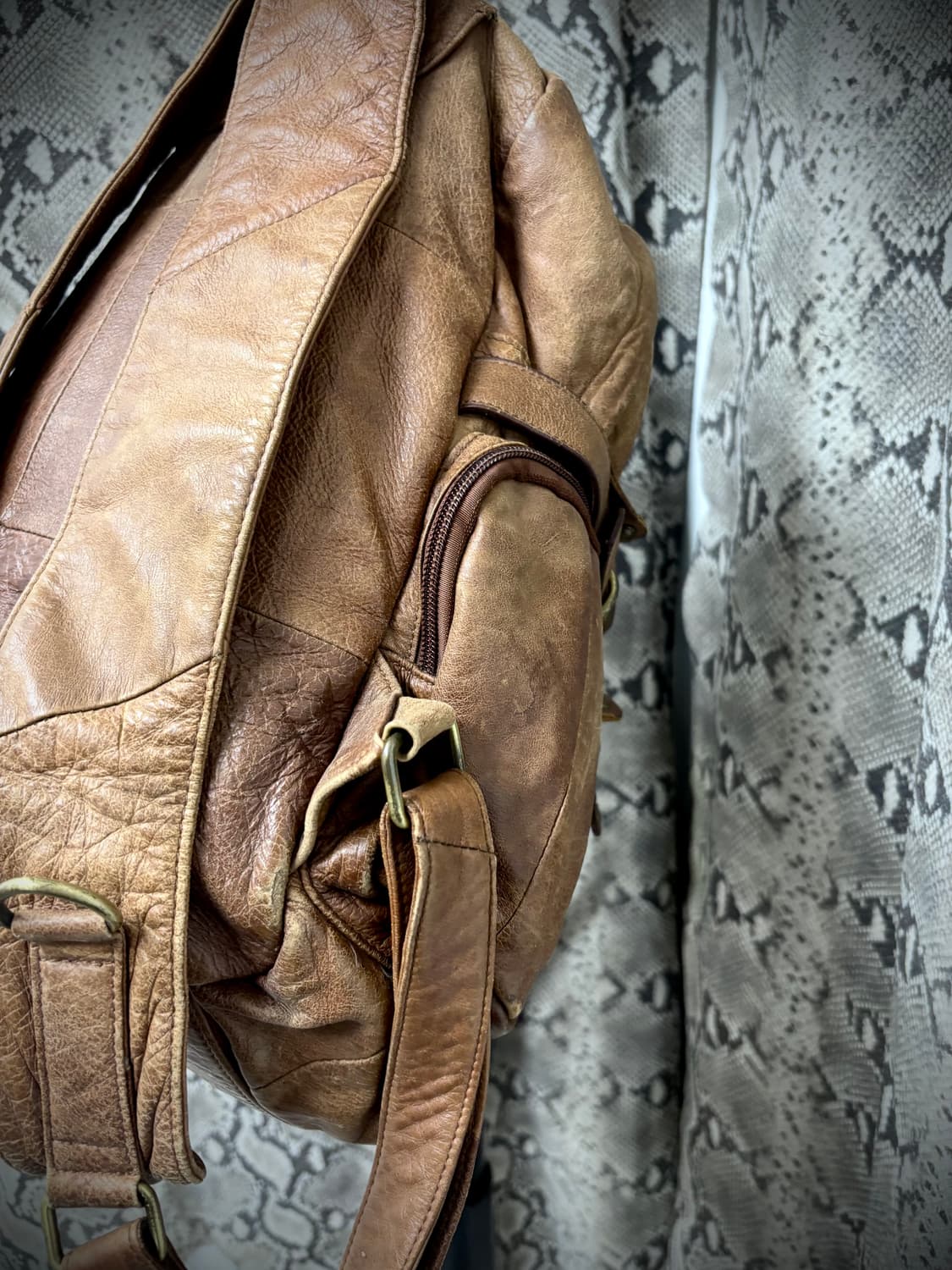 [UTILITY] Multi Pocket Buckle Leather Ba 상품이미지9