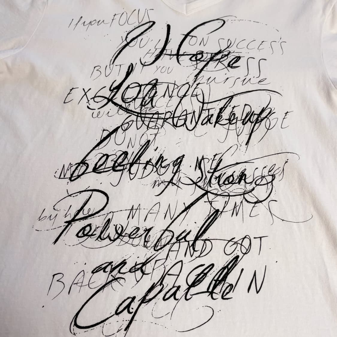 (이체시에눌) 일본 고스펑크 고딕 블랙 레터링 브이넥 생화이트 반팔 상품이미지2