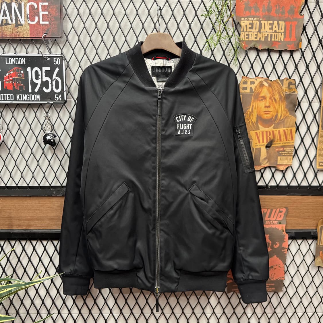 에어조던 MA-1 나일론 플라이트 점퍼 후면 자수 레터링 포인트 블랙 상품이미지2