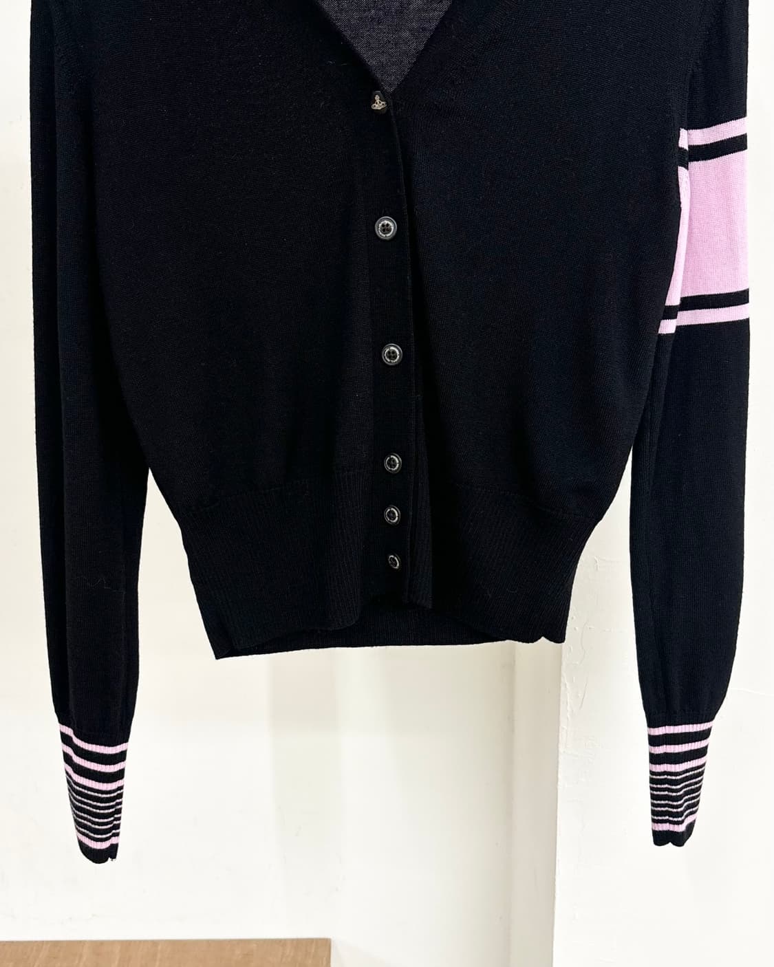 비비안 웨스트우드 블랙 핑크 브이넥 가디건  상품이미지5