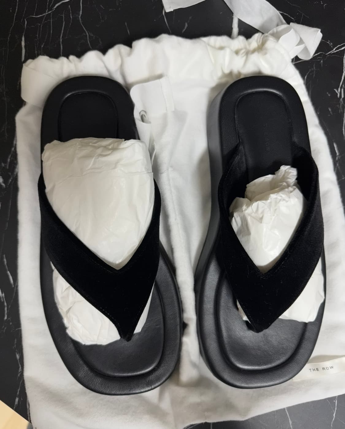 더 로우 긴자 쪼리 블랙 상품이미지1