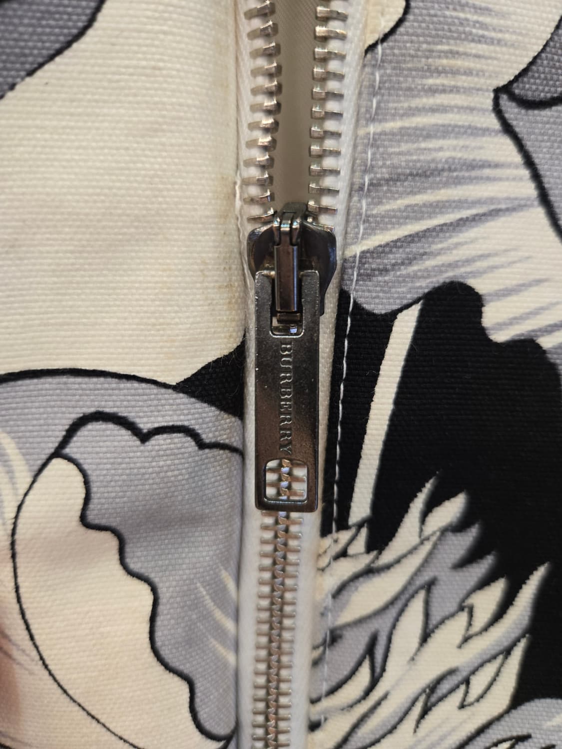 [쿨거환영]버버리 런던 유니크 플라워 프린트 집업 재킷 상품이미지5