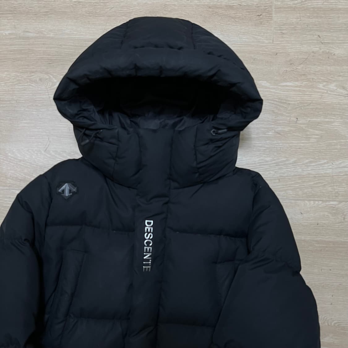 데상트 여성 구스다운 와펜 빅로고 롱패딩 점퍼 [블랙] S/85 상품이미지2