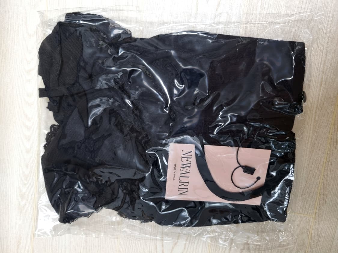 새상품) 뉴얼린 로제 레이스 버튼 슬리브리스 블라우스 블랙 S 상품이미지2