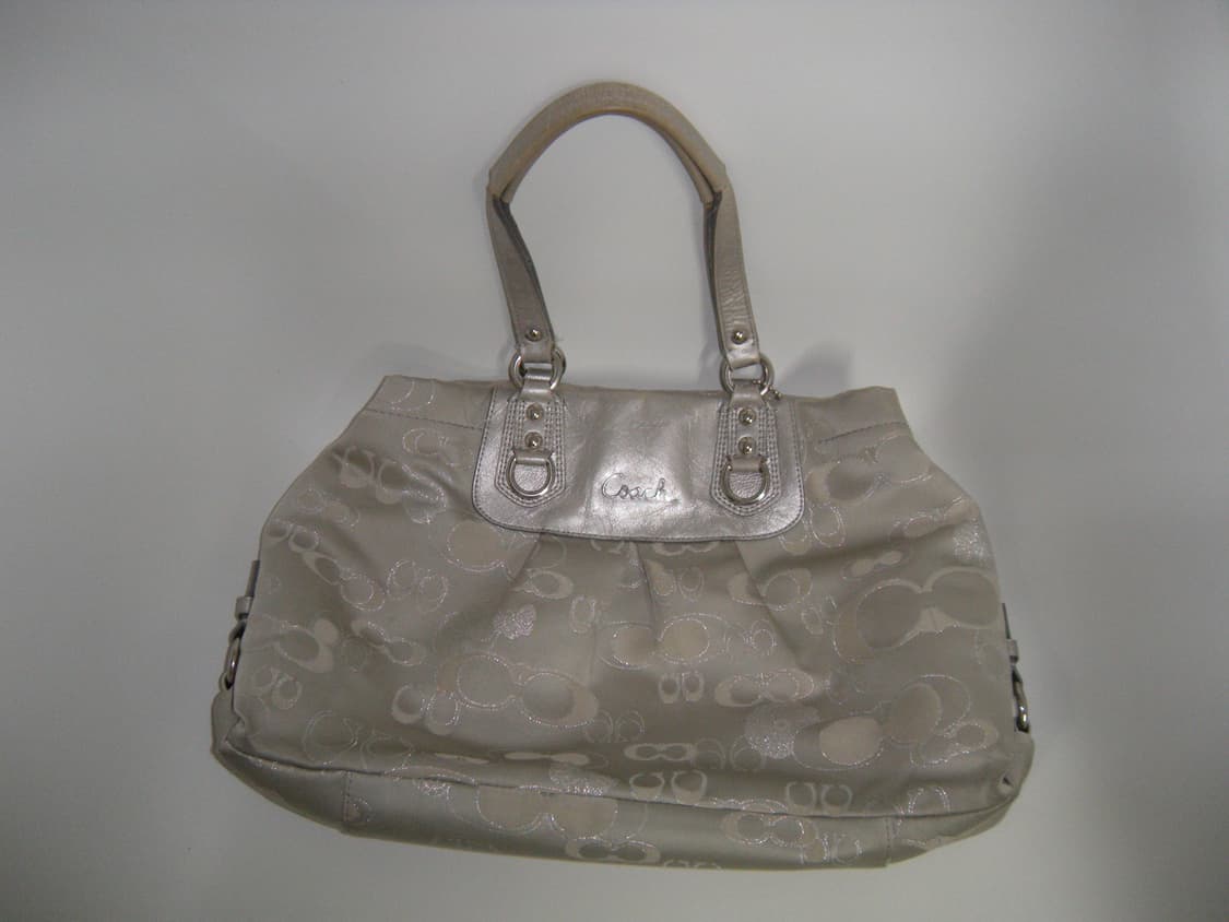 코치 애슐리 시그니처 메탈릭 숄더백 상품이미지1