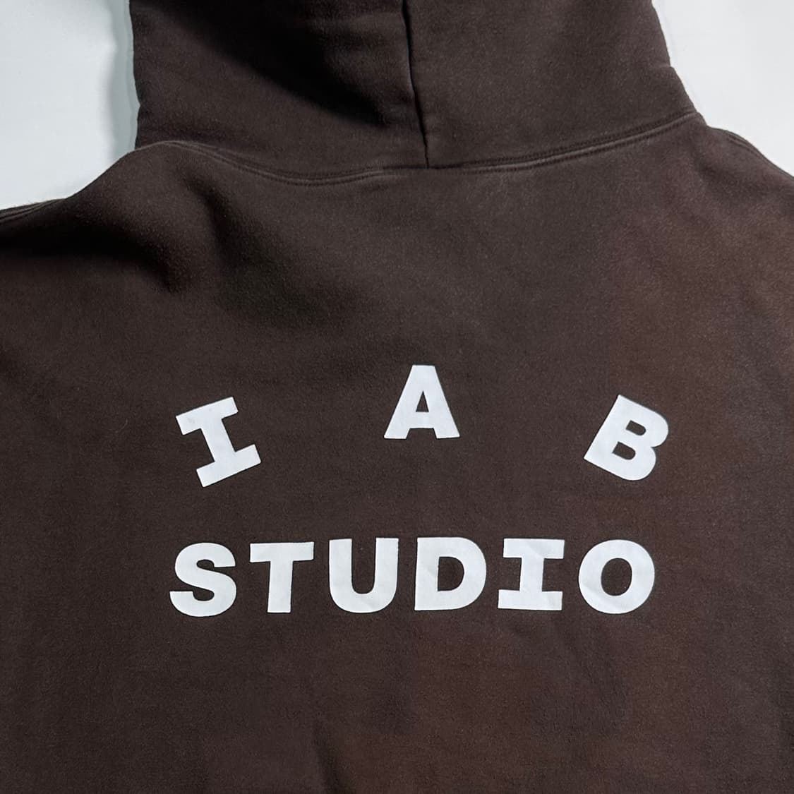 아이앱 스튜디오 브라운 후드티 상품이미지6