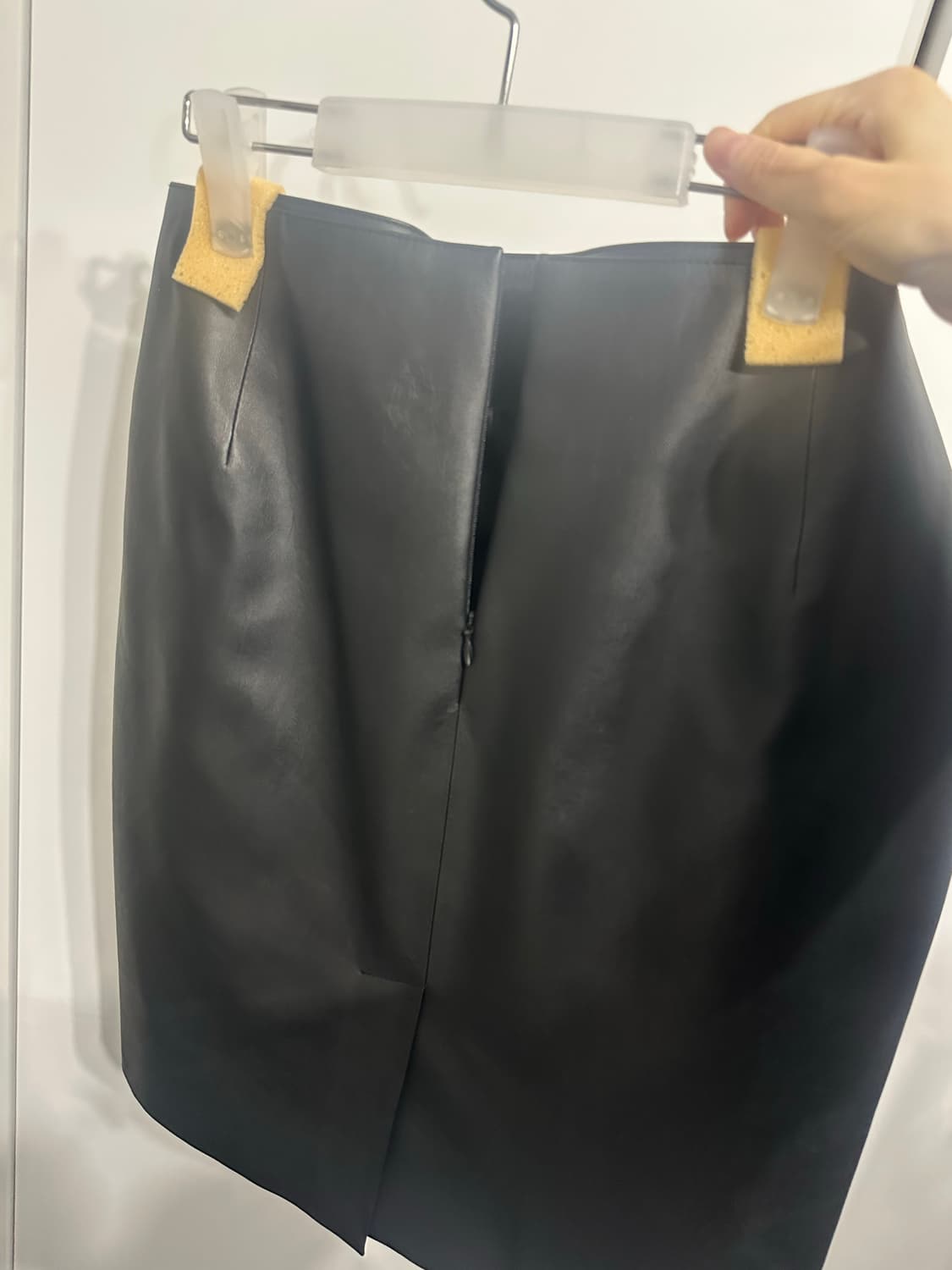 데어드 레더 스트랩 미디 스커트 상품이미지3