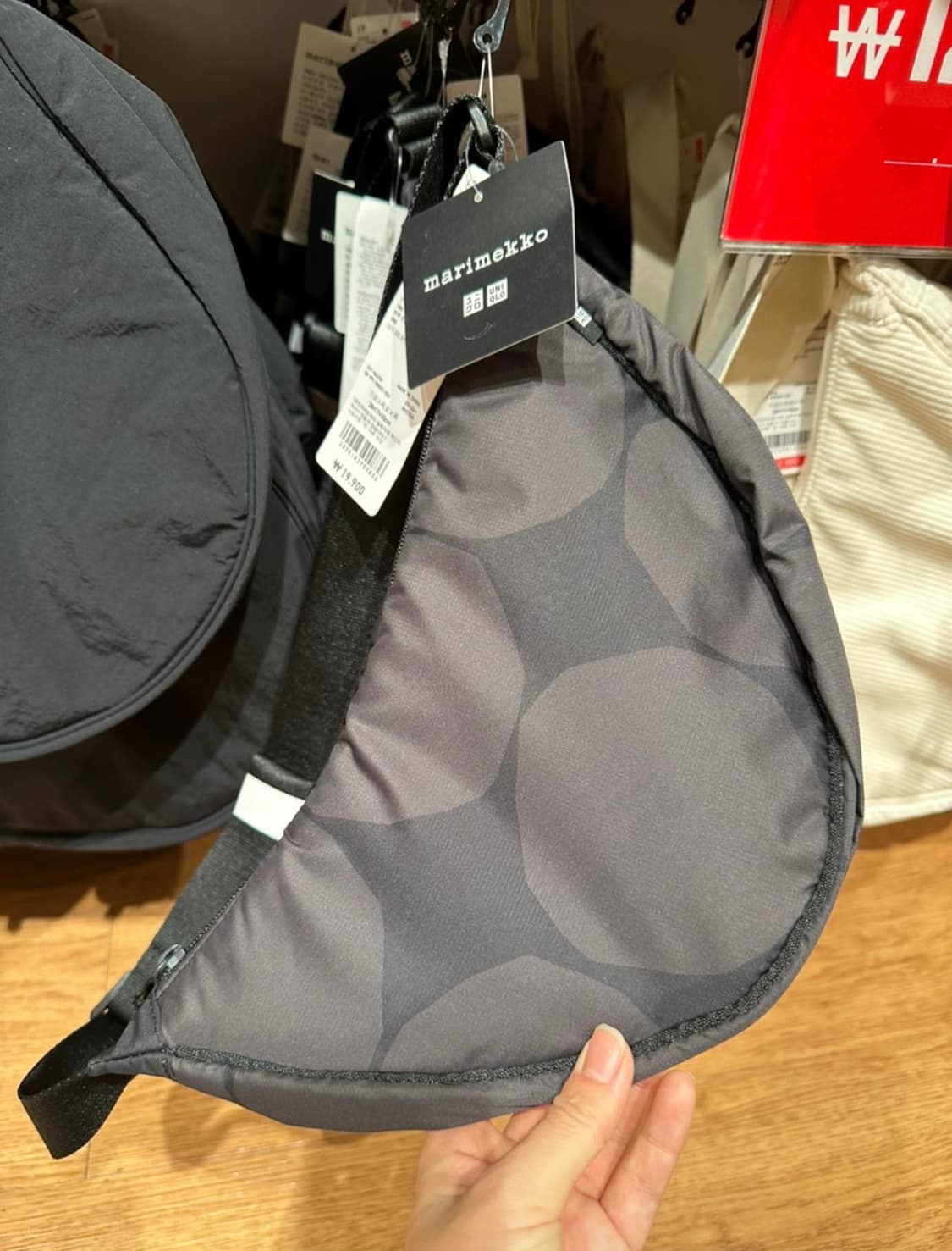 유니클로 마리메꼬 반달백 크로스백 상품이미지4