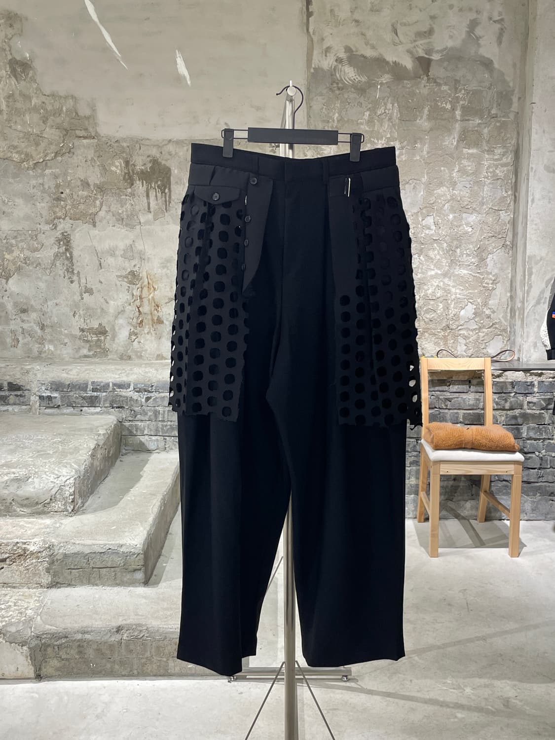 design by 영민 블랙 펀칭 컷 아웃 래핑 와이드 슬랙스 상품이미지1