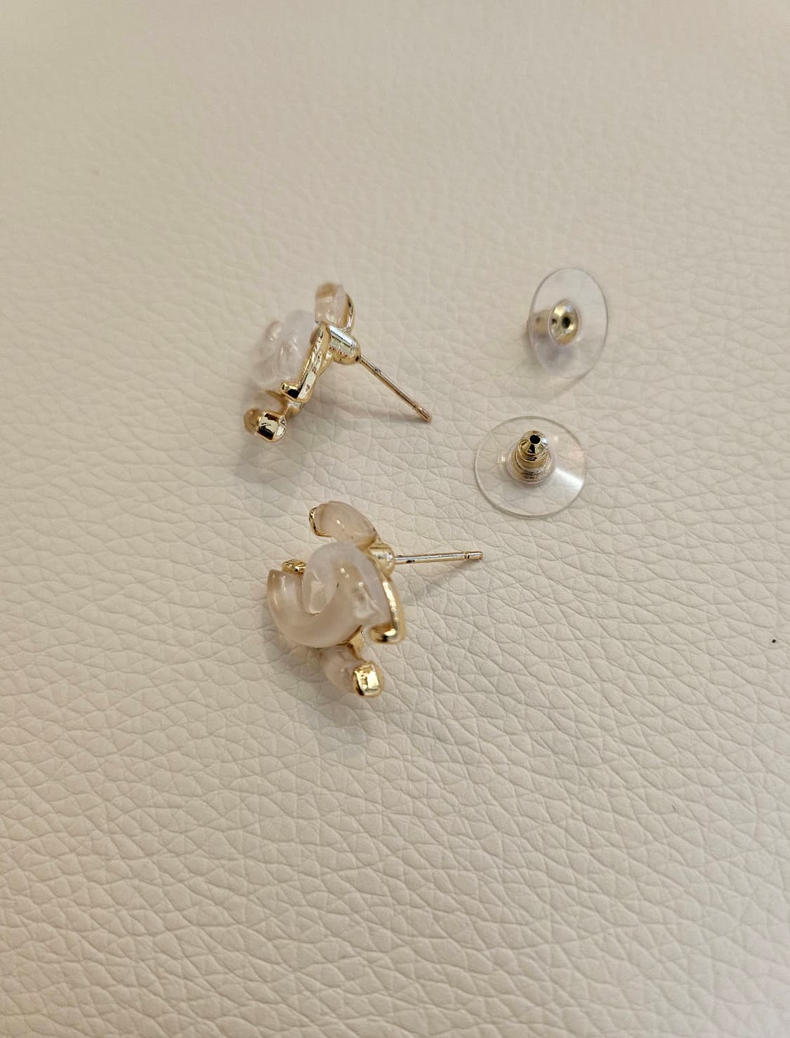 샤넬 호마이카 CC로고 화이트 귀걸이 업사이클링 상품이미지4