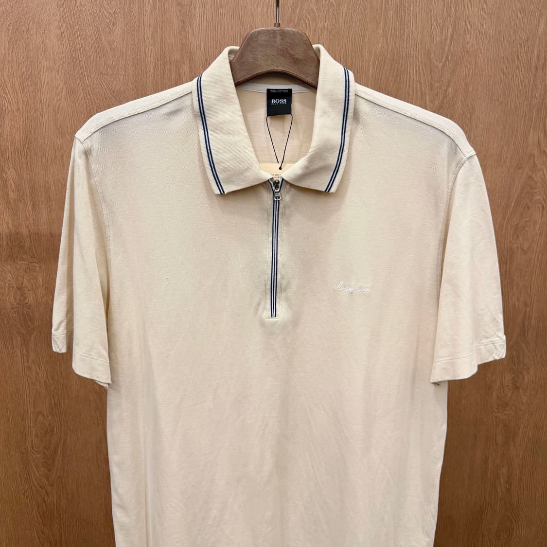 휴고 보스 반팔 카라 티셔츠 하프 집업 로고 자수 디테일 레귤러핏 베이지 상품이미지4