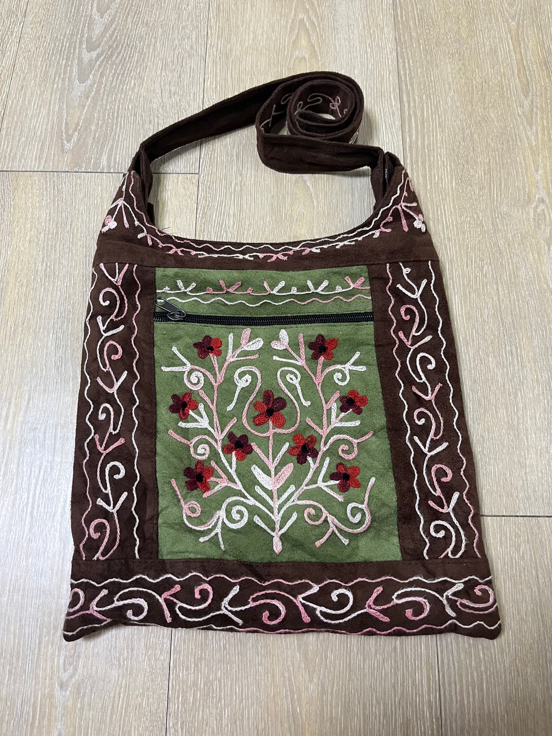 스웨이드 자수 크로스백 상품이미지1