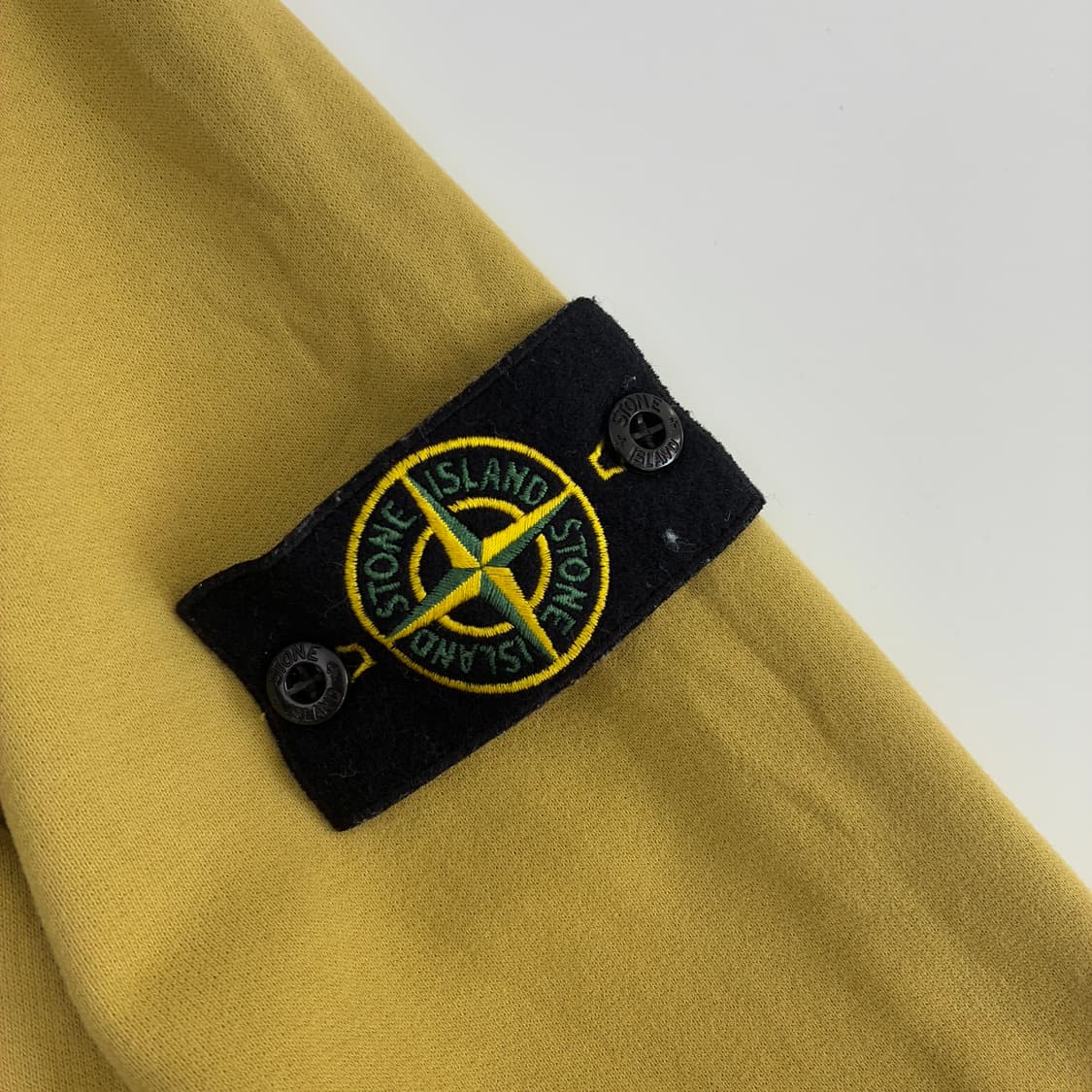Stone Island 스톤 아일랜드 머스타드 옐로우 와펜 맨투맨 상품이미지3