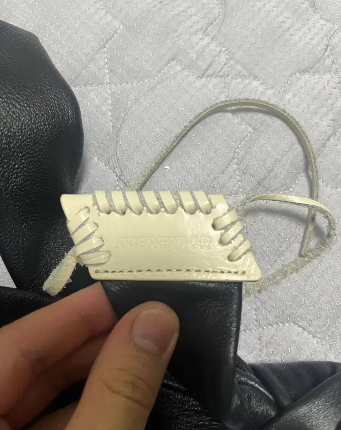 아더에러 보드백 흰검 상품이미지5