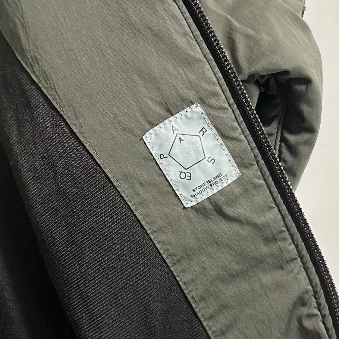 스톤아일랜드 쉐도우 프로젝드 카키 봄버 자켓  상품이미지7
