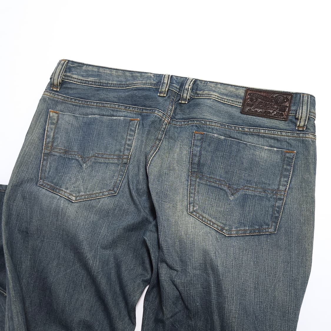 디젤 DIESEL 바이커 워싱 스트레이트 데님 팬츠 상품이미지3