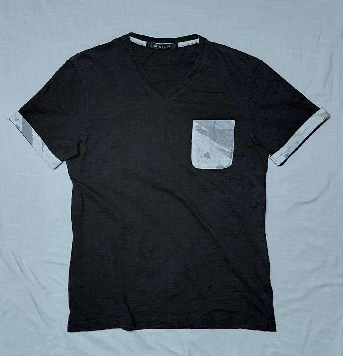 [S~M] INTERMEZZO 패턴 포켓 브이넥 슬러브 티셔츠 상품이미지1