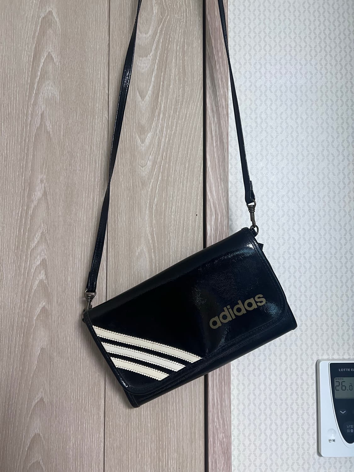 아디다스 올드스쿨 y2k 빈티지 블랙 골드 pvc 크로스백 숄더백 상품이미지1