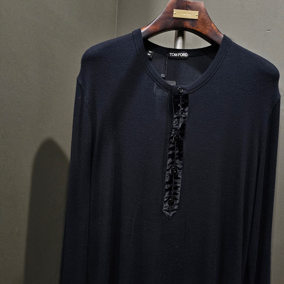 톰포드 비스코스 스트레치 벨벳 헨리넥 상품이미지2