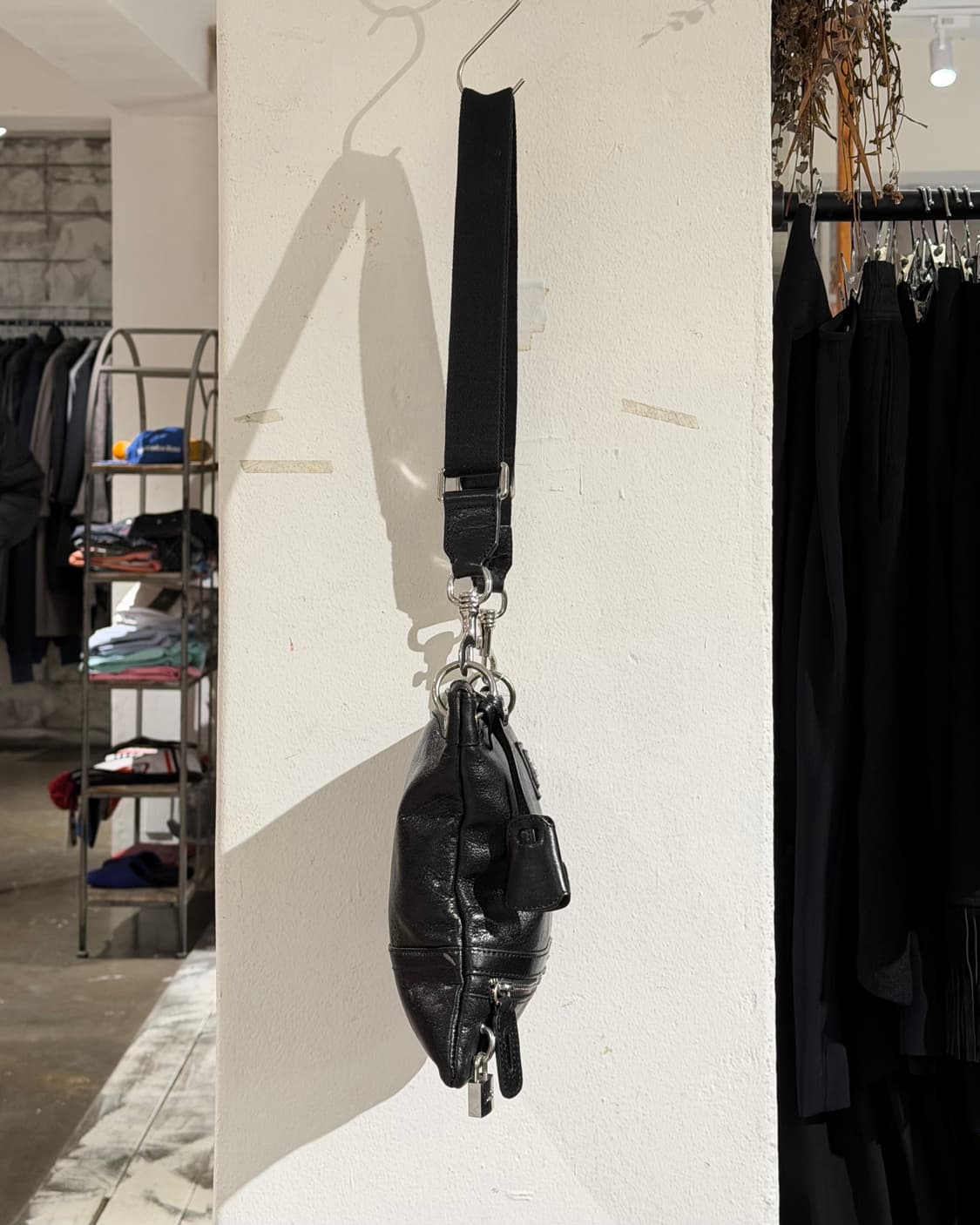 돌체앤가바나 블랙 레더 로고 크로스 백 상품이미지3