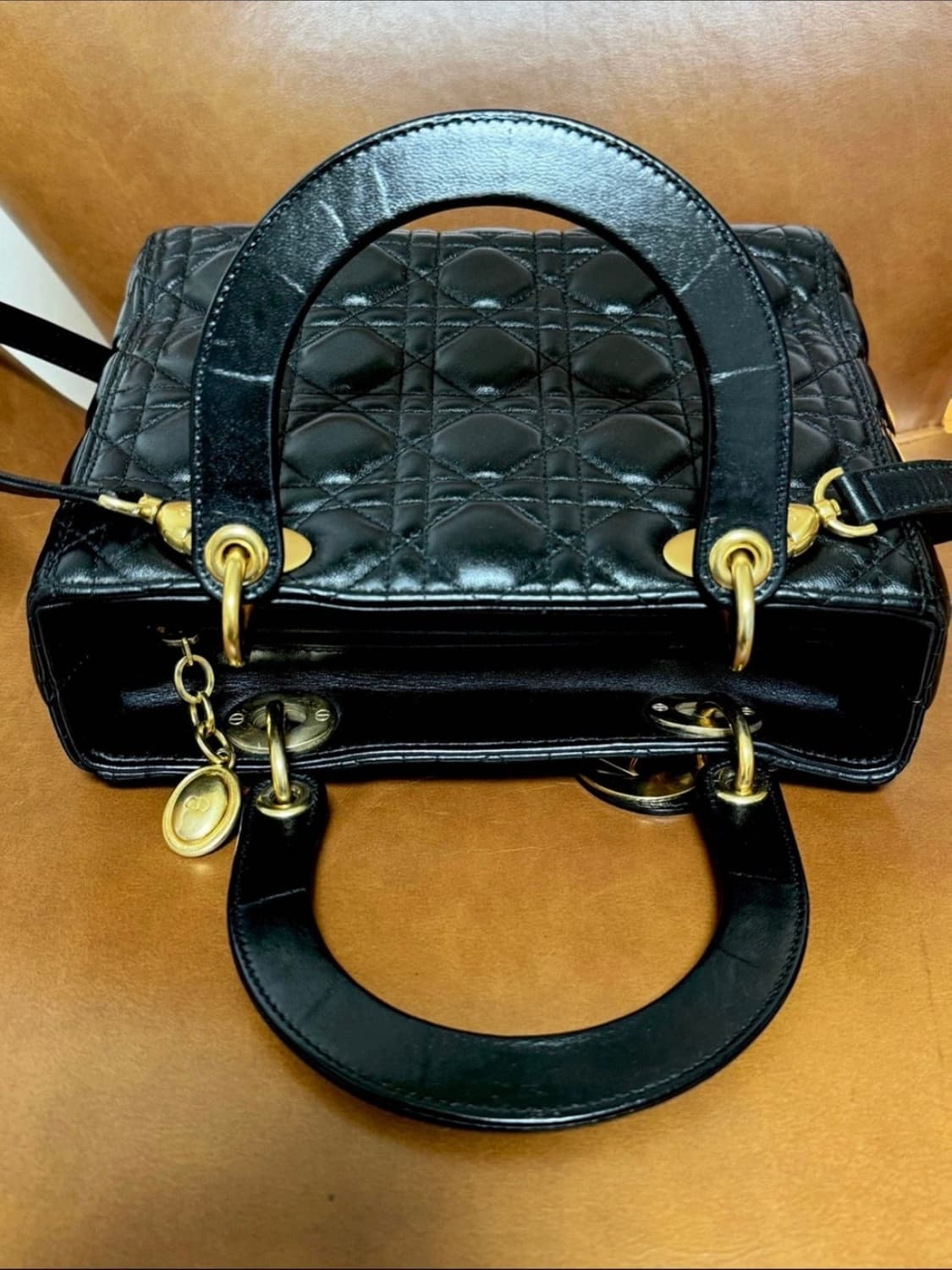 디올 레이디백 미디움 블랙 금장 상품이미지7