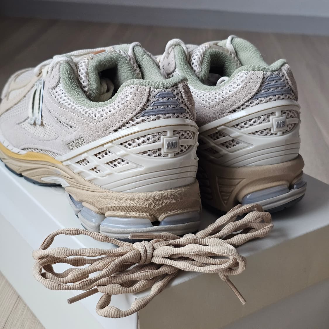 285 새제품) 뉴발란스 x 오라리 1906R 본 화이트 M1906RAU 상품이미지4