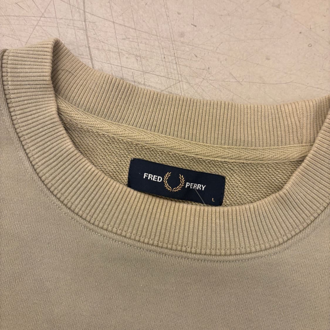 프레드 페리 베이지 스몰로고 맨투맨 상품이미지3