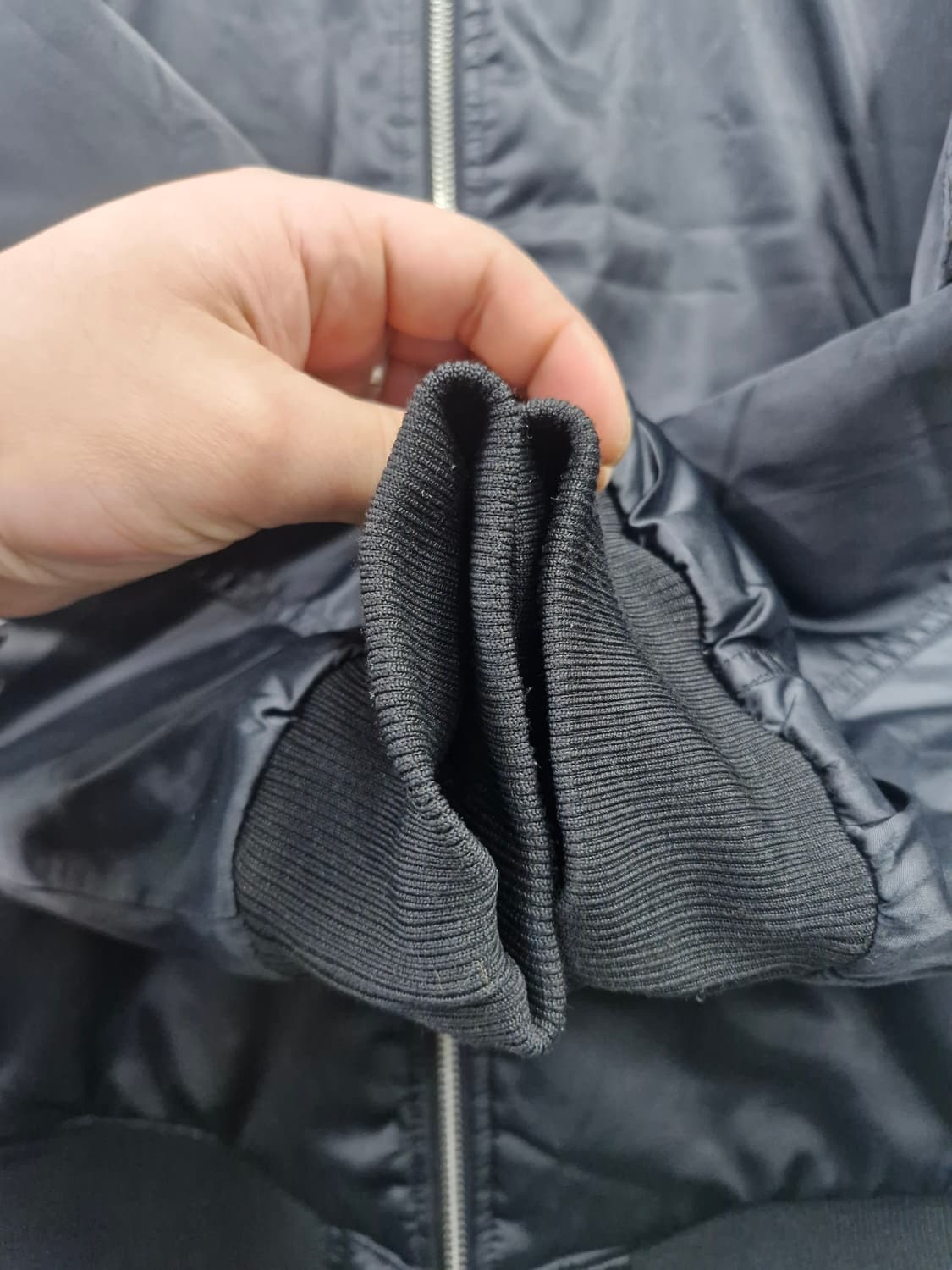 100L 아디다스 남녀공용 블랙 봄버 자켓. 상품이미지4