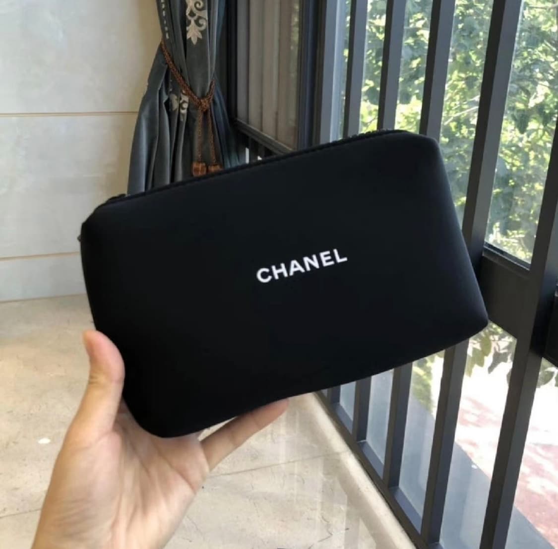 샤넬 뷰티 네오프렌 파우치 상품이미지1