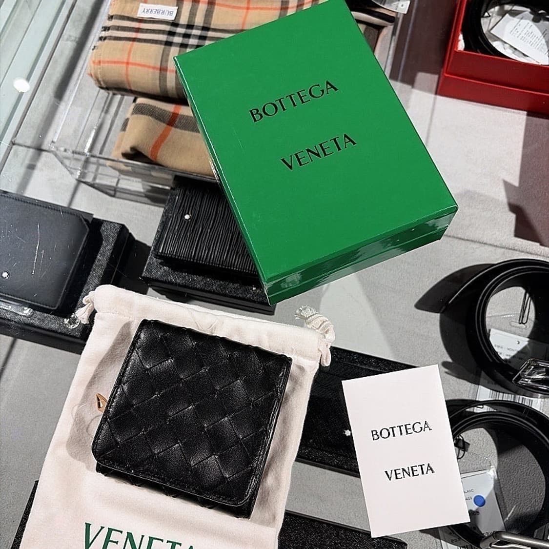 (정품/새상품) 보테가베네타 여성 블랙 인트레치아토 위빙 트라이폴드 지갑 상품이미지5