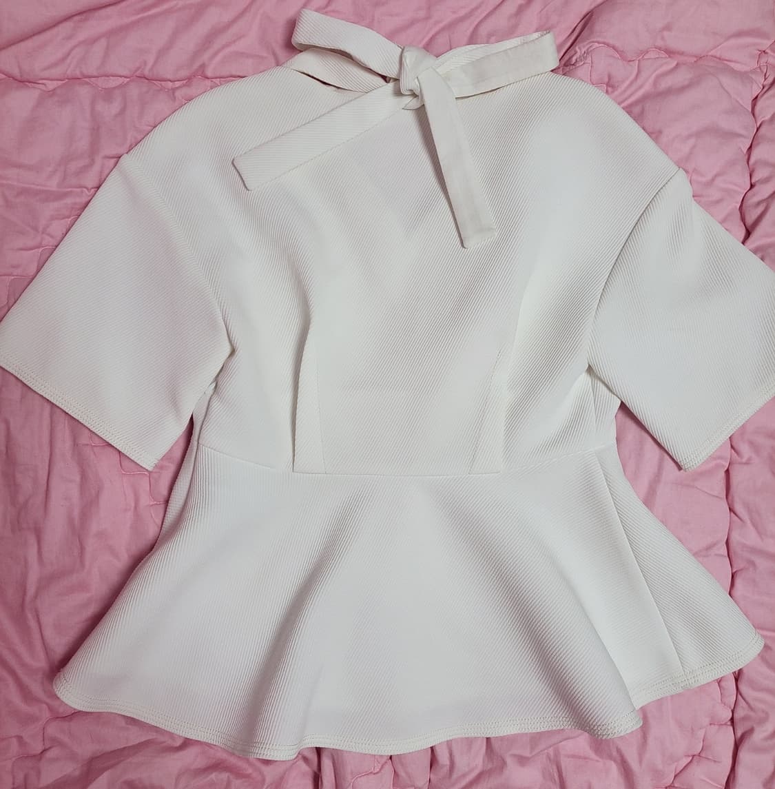 급처상태좋음!럭키슈에뜨 뒷리본 밑단 플레어 러플 블라우스 36사이즈 상품이미지2