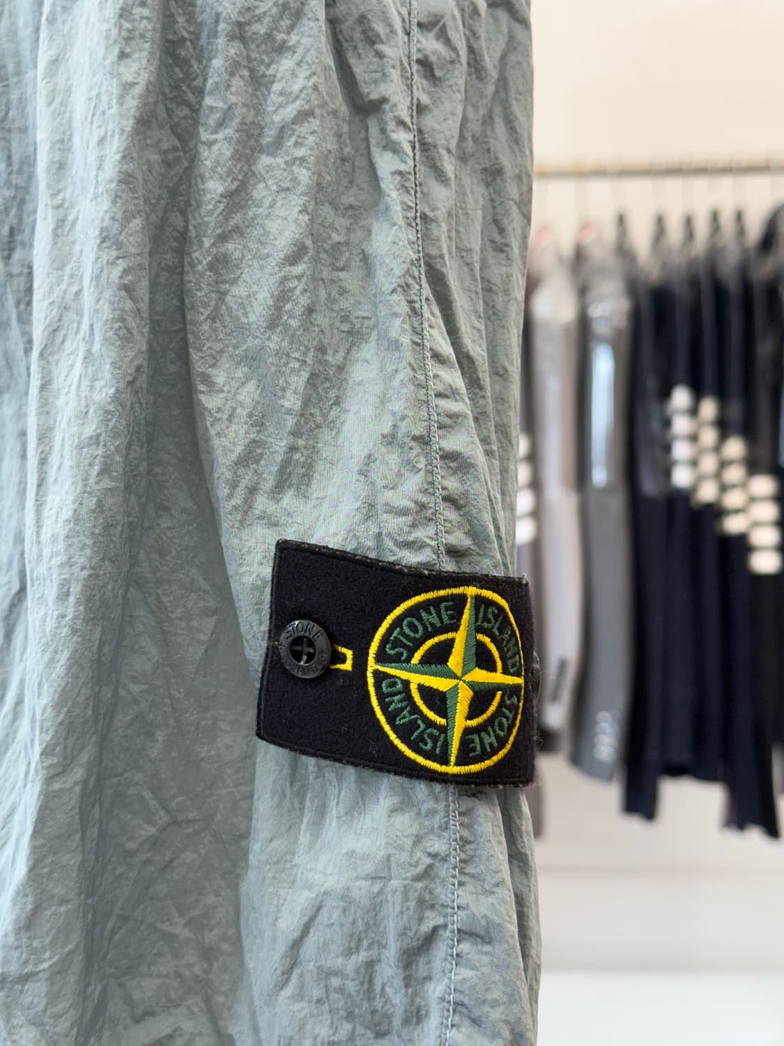 [W34 / CO] 스톤아일랜드 나일론 메탈 버뮤다 팬츠 상품이미지3