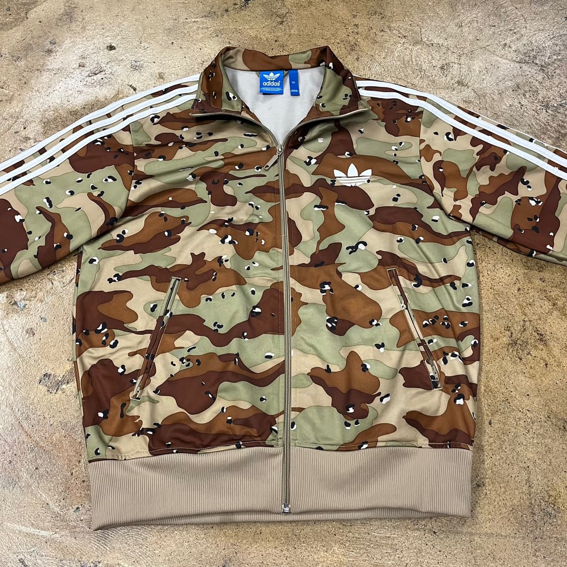 아디다스 카모 밀리터리 브라운 카키 구파이어버드
져지 트랙탑 110 상품이미지3