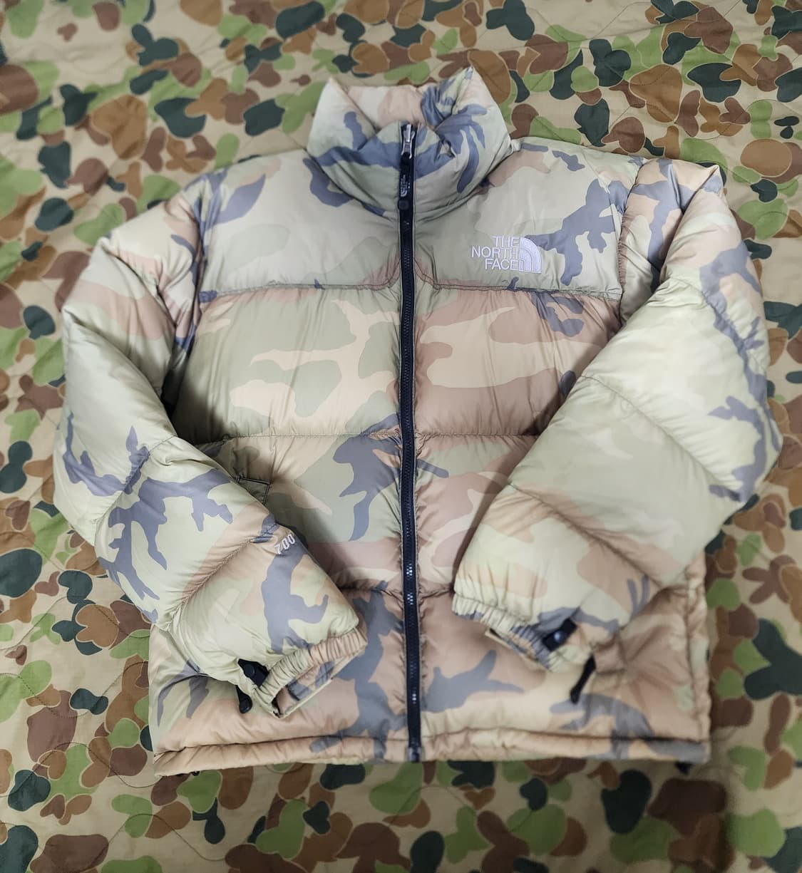 노스페이스 센터로고 눕시 카모 패딩 상품이미지1