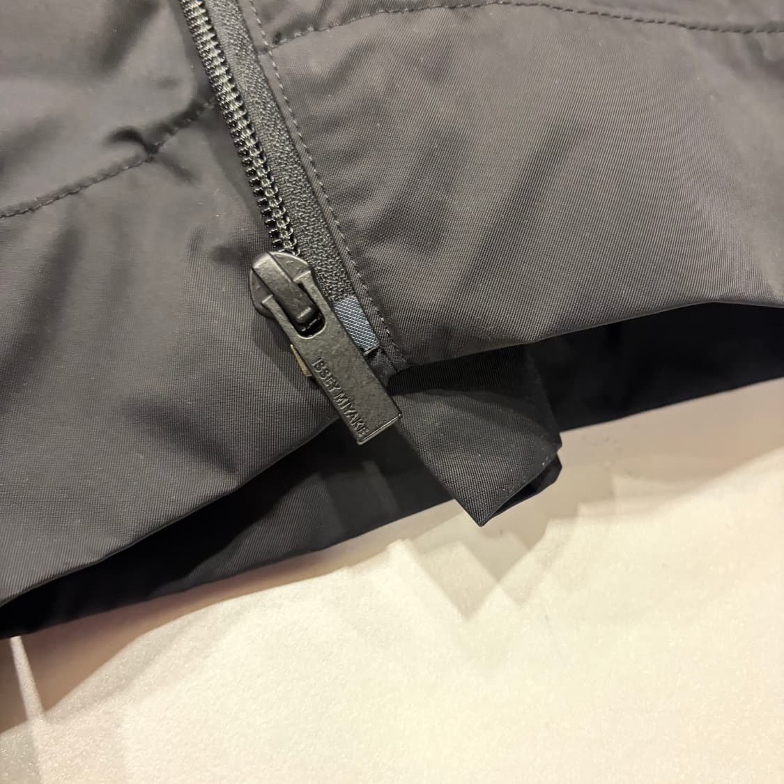 [100] 21ss 이세이미야케 지퍼 나일론 트랙 팬츠 블랙 D698 상품이미지9