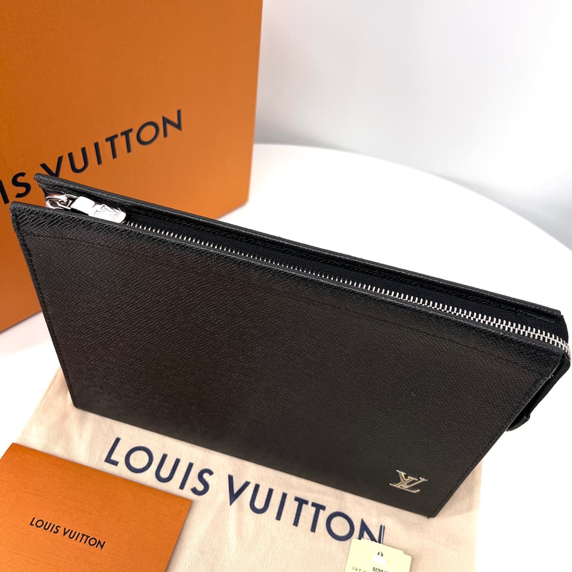 [25년식] 루이비통 LV 타이가 포쉐트 보야주 클러치백 블랙 상품이미지4