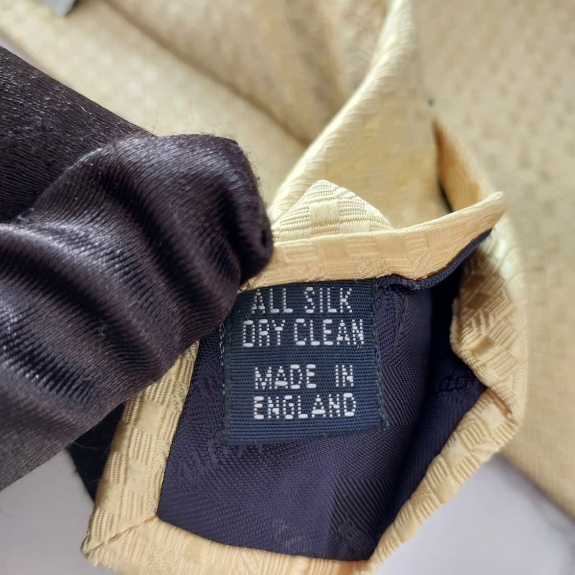 아쿠아스큐텀 실크 옐로우 자카드 넥타이 9.4cm A등급 K1498
 상품이미지9