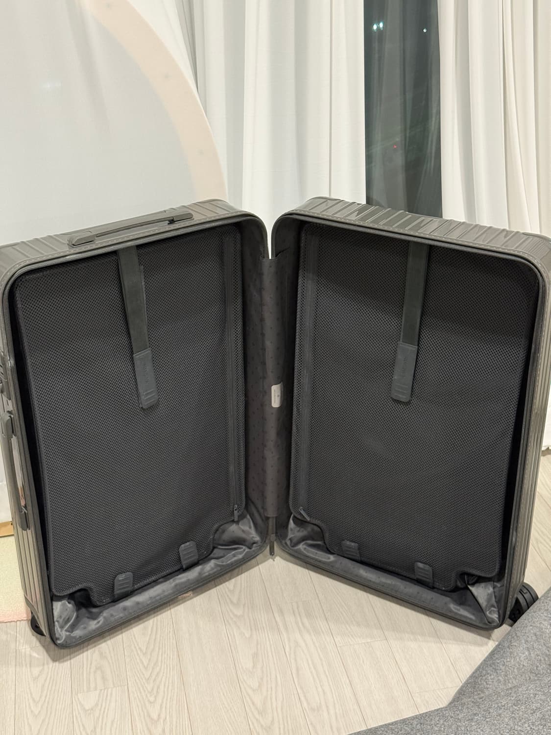 리모와 에센셜 체크인L 상품이미지4