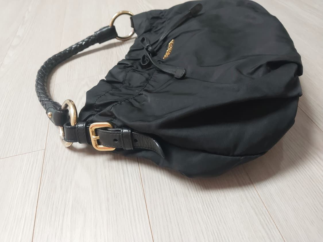 [정품] 프라다 PRADA 블랙 나일론 셔링 호보백 상품이미지4
