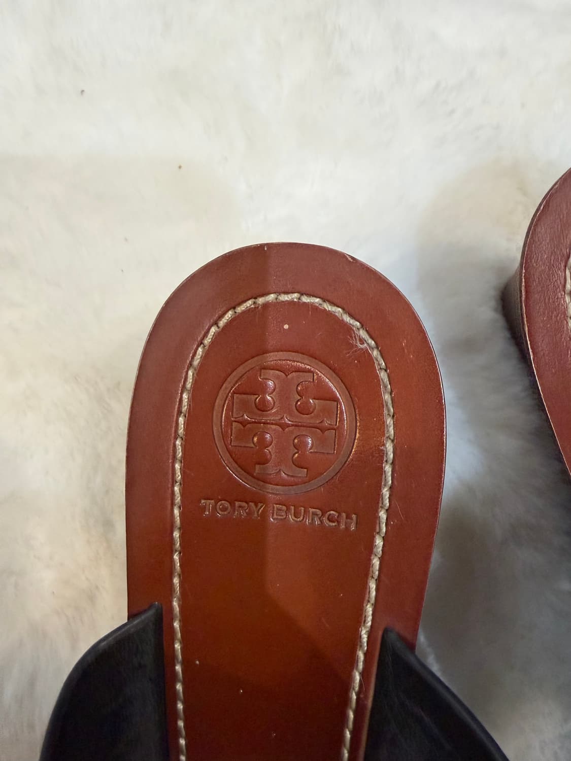 토리버치 블랙 가죽 쪼리 샌들 상품이미지2