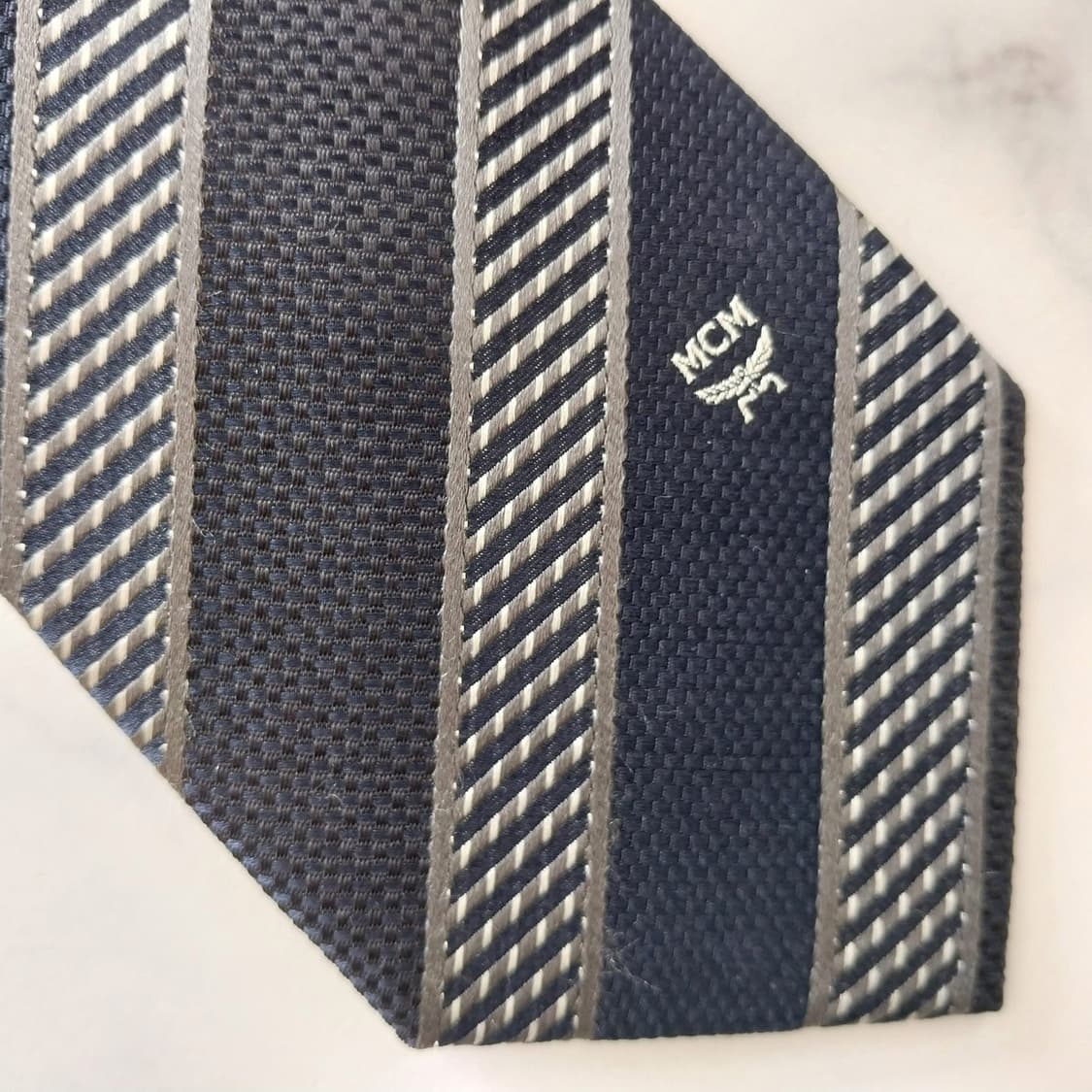 MCM 실크 스트라이프 텍스처 넥타이 8.1cm A+등급 K1553
 상품이미지9